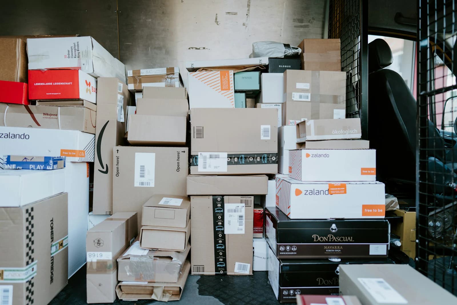 Labelled parcels prepared for reliable postal fulfilment
