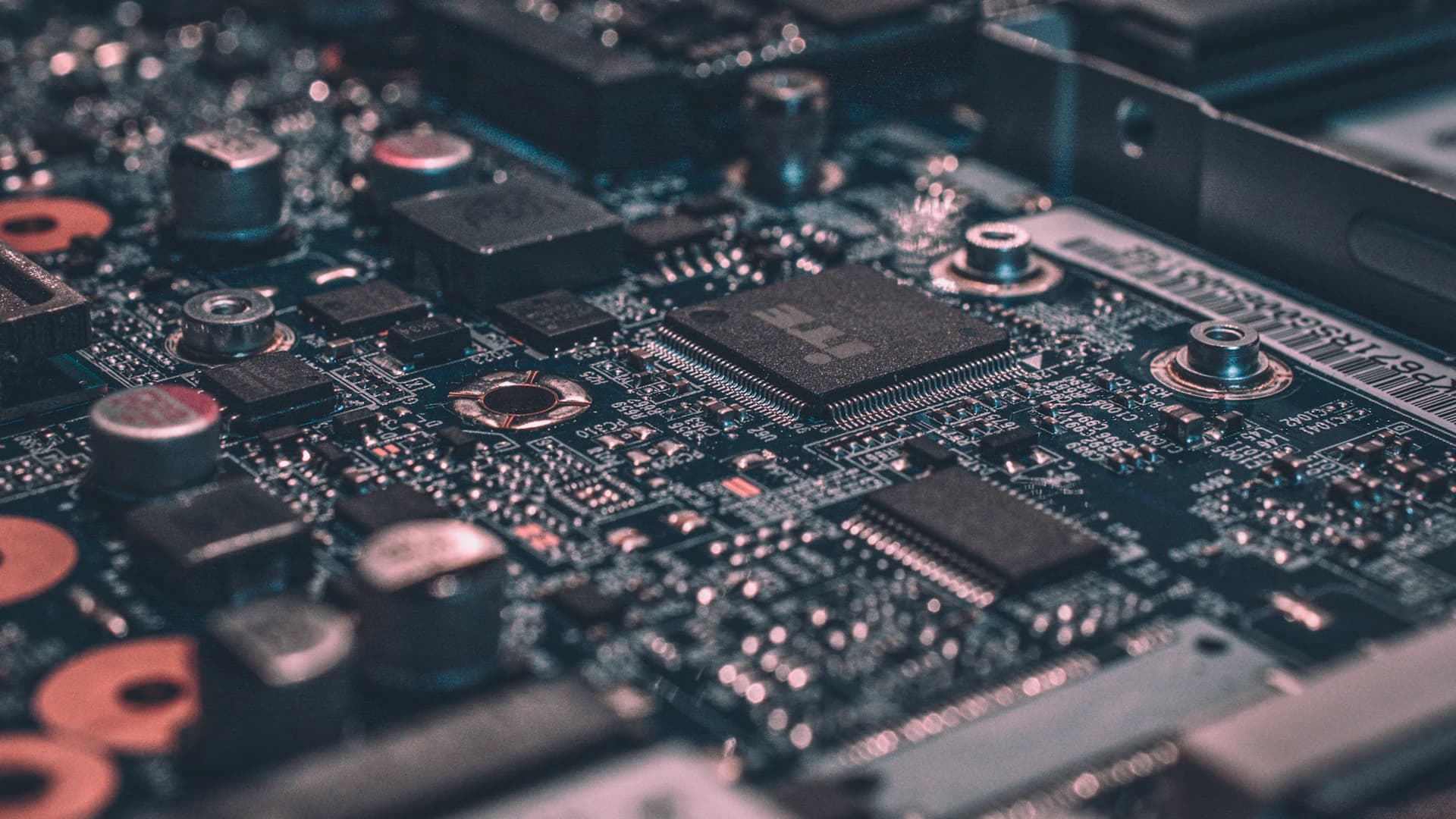 Advanced computer hardware supporting modern information technology